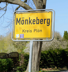 Mönkeberg ist eine Gemeinde im Kreis Plön in Schleswig-Holstein an der Kieler Förde; Ortsschild.