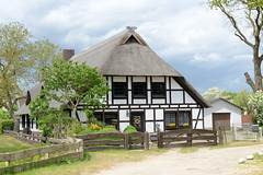 Banzkow ist eine Gemeinde im Landkreis Ludwigslust-Parchim in Mecklenburg-Vorpommern; Wohnhaus mit Reetdach, Ziergiebel und Eulenloch.