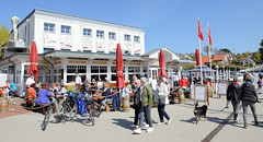 Laboe ist eine Gemeinde im Kreis Plön in Schleswig-Holstein; Hafenpromenade, Restaurant mit Aussengastronomie.