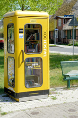 Wüstmark  ist ein Stadtteil von Schwerin, der Landeshauptstadt  von Mecklenburg-Vorpommern; gelbe Telefonzelle Büchertausch - Tauschbox.