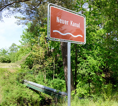 Lauf des Neuen Kanals in der Gemeinde Wöbbelin im Landkreis Ludwigslust-Parchim in Mecklenburg-Vorpommern; Namensschildd an der Neustädter Straße.
