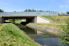Lauf des Neuen Kanals in der Gemeinde Wöbbelin im Landkreis Ludwigslust-Parchim in Mecklenburg-Vorpommern; Brücke der A14 über den Kanal.