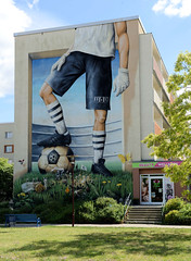 Weißwasser, Oberlausitz   - obersorbisch Běła Woda - ist eine Stadt im Landkreis Görlitz in Sachsen;  Fußballerbeine mit Fußball an der Hausfassade.