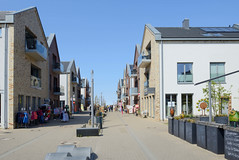 Heiligenhafen ist eine Kleinstadt im Kreis Ostholstein, Schleswig-Holstein; Neubauten und Geschäfte in der Seebrückenpromenade.
