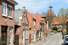 Oldenburg in Holstein  ist eine Stadt in Schleswig-Holstein im Kreis Ostholstein;  Wohnhäuser in der Johannisstraße - Blick zur Sankt Johanniskirche.