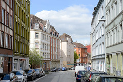 Bilder aus  Kiel - Landeshauptstadt von Schleswig-Holstein;  mehrstöckige Gründerzeitgebäude in der Stoschstraße.