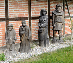 Oldenburg in Holstein  ist eine Stadt in Schleswig-Holstein im Kreis Ostholstein;  geschnitzte Holzfiguren - Familie.