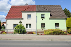 Weißwasser, Oberlausitz   - obersorbisch Běła Woda - ist eine Stadt im Landkreis Görlitz in Sachsen; Doppelhaus mit unterschiedlicher Fassadengestaltung.