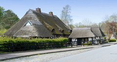 Der Ort Bellin ist ein Fischerdorf am Selenter See in der Gemeinde Lammershagen im Kreis Plön in Schleswig-Holstein;  reetgedeckte Gebäude.