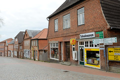 Lütjenburg  ist eine Stadt im Kreis Plön in Schleswig-Holstein; Wohnhäuser, Geschäfte in der Oberstraße.