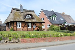 Fargau ist ein Ort in der Gemeinde Fargau-Pratjau im Kreis Plön in Schleswig-Holstein;  Reetdachkate mit Heidekrautfirst(?).