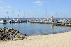 Mönkeberg ist eine Gemeinde im Kreis Plön in Schleswig-Holstein an der Kieler Förde; Marina mit Sandstrand und Sportbooten.