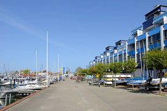 Laboe ist eine Gemeinde im Kreis Plön in Schleswig-Holstein; Hafenpromenade mit modernem Wohnblock, Ferienwohnungen.