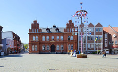Heiligenhafen ist eine Kleinstadt im Kreis Ostholstein, Schleswig-Holstein;  Marktplatz mit Rathaus.