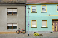 Wittichenau, obersorbisch  Kulow, ist eine sächsische Kleinstadt im Landkreis Bautzen in der Oberlausitz im Bundesland Sachsen; Wohnhäuser, grauer Rauputz / farbige Fassade.