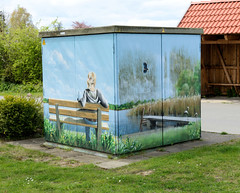 Pülsen ist ein Ort in der Gemeinde Köhn im Kreis Plön in Schleswig-Holstein; Trafo-Haus mit Wandbild - Blick auf den Selenter See.