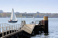 Heikendorf ist eine Gemeinde im Kreis Plön in Schleswig-Holstein; Segelboot auf der Kieler Förde - Anleger Kitzeberg.