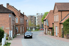 Lütjenburg  ist eine Stadt im Kreis Plön in Schleswig-Holstein;  Backsteinhäuser - moderner Wohnblock.