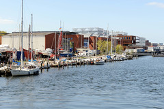 Fotos von Kiel - Landeshauptstadt von Schlesiwg-Holstein; Marina an der Schwinge - im Hintergrund Gebäude vom GEOMAR Helmholtz-Zentrum für Ozeanforschung.