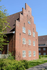 Heiligenhafen ist eine Kleinstadt im Kreis Ostholstein, Schleswig-Holstein; Gebäude der ehm. Fliegerkaserne, bis 1945 Marinekriegsschule - danach Krankenhaus - die Anlage steht unter Denkmalschutz.