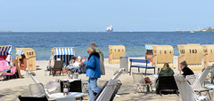 Heikendorf ist eine Gemeinde im Kreis Plön in Schleswig-Holstein; Strandcafé mit Strandkörben - Tischen im Sand.