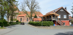 Selent ist ein Ort und gleichnamige Gemeinde im Kreis Plön in Schleswig-Holstein; Wohnhaus mit Holzfassade, Sankt Servatius Kirche.