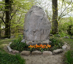 Fargau ist ein Ort in der Gemeinde Fargau-Pratjau im Kreis Plön in Schleswig-Holstein; Findling - Weltkriegsdenkmal.