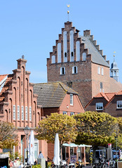 Heiligenhafen ist eine Kleinstadt im Kreis Ostholstein, Schleswig-Holstein; Hausfassaden, Kirchturm der Stadtkirche.