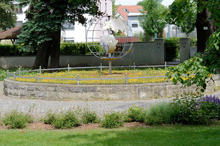 Fotos von Hoyerswerda, obersorbisch  Wojerecy -  Landkreis Bautzen, Freistaat Sachsen; Metallskulptur Weltkugel, Erdteile.