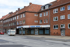 Bilder aus  Kiel - Landeshauptstadt von Schleswig-Holstein; Wohnblocks der 1960er Jahre an der   Werftstraße - Eckladen mit Flachdach.