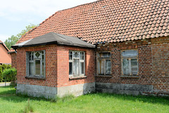 Bandenitz ist eine Gemeinde im Landkreis Ludwigslust-Parchim in Mecklenburg-Vorpommern; leerstehendes Wohnhaus mit alten Holzfenstern.