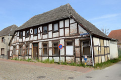 Fotos aus Neustadt-Glewe im Landkreis Ludwigslust-Parchim in Mecklenburg-Vorpommern; leerstehendes altes Fachwerkgebäude an der Neuen Wasserstraße.