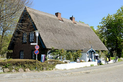 Heikendorf ist eine Gemeinde im Kreis Plön in Schleswig-Holstein;  Reetdachgebäude am Strandweg.
