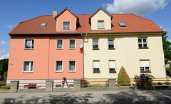 Weißwasser, Oberlausitz   - obersorbisch Běła Woda - ist eine Stadt im Landkreis Görlitz in Sachsen;  Doppelhaus mit unterschiedlicher Farbgestaltung.