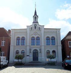 Oldenburg in Holstein  ist eine Stadt in Schleswig-Holstein im Kreis Ostholstein; Rathaus - neugotisches Gebäude am Markt, errichtet 1860.