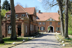 Preetz ist eine Kleinstadt  im Kreis Plön in Schleswig-Holstein; Gebäude Kloster Preetz - Toreinfahrt.