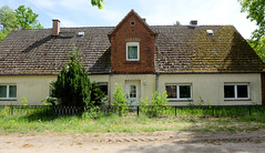 Fotos aus dem Dorf Tuckhude,  Ortsteil von Neustadt-Glewe im Landkreis Ludwigslust-Parchim im Bundesland Mecklenburg-Vorpommern; leerstehendes Wohngebäude mit Zwerchgiebel.