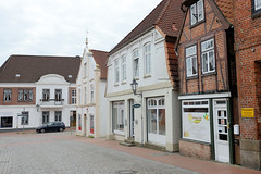Lütjenburg  ist eine Stadt im Kreis Plön in Schleswig-Holstein; Wohnhäuser, Läden in der Niederstraße.
