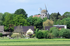 Banzkow ist eine Gemeinde im Landkreis Ludwigslust-Parchim in Mecklenburg-Vorpommern; Wohnhäuser und Banzkower Mühle.