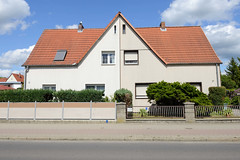 Weißwasser, Oberlausitz   - obersorbisch Běła Woda - ist eine Stadt im Landkreis Görlitz in Sachsen;  Doppelhaus mit unterschiedlicher Gestaltung / Zaun.