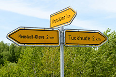 Fotos aus Neustadt-Glewe im Landkreis Ludwigslust-Parchim in Mecklenburg-Vorpommern; Straßenschilder - Kronkamp / Tuckhude.