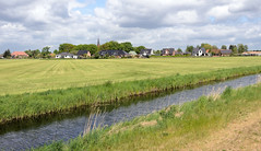 Banzkow ist eine Gemeinde im Landkreis Ludwigslust-Parchim in Mecklenburg-Vorpommern; Panorama Blick über den Lauf den Neuen Kanals zum Ort.