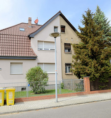 Fotos von Hoyerswerda, obersorbisch  Wojerecy -  Landkreis Bautzen, Freistaat Sachsen;  Doppelhaus mit unterschiedlicher Fassadengestaltung / Vorgarten.