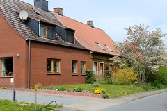 Fargau ist ein Ort in der Gemeinde Fargau-Pratjau im Kreis Plön in Schleswig-Holstein;  Doppelhäuser mit unterschiedlicher Fassade / Dachfenster.