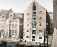 Hafenspeicher an der Elbe in Hamburg St. Pauli.