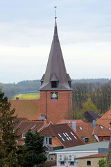Lütjenburg  ist eine Stadt im Kreis Plön in Schleswig-Holstein; Kirchturm der Backsteinkirche  Sankt Michaeliskirche - ursprünglich errichtet 1156.