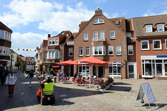 Oldenburg in Holstein  ist eine Stadt in Schleswig-Holstein im Kreis Ostholstein; Markt mit Straßencafé.