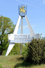 Fotos aus Schwerin, Landeshauptstadt von Mecklenburg-Vorpommern;  Willkommensgruß der Stadt mit Wappen.