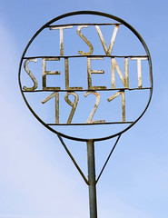 Selent ist ein Ort und gleichnamige Gemeinde im Kreis Plön in Schleswig-Holstein; Metallschild TSV Selent, 1921.