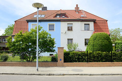 Fotos von Hoyerswerda, obersorbisch  Wojerecy -  Landkreis Bautzen, Freistaat Sachsen;  Doppelhaus mit unterschiedlicher Fassadengestaltung / Vorgarten.